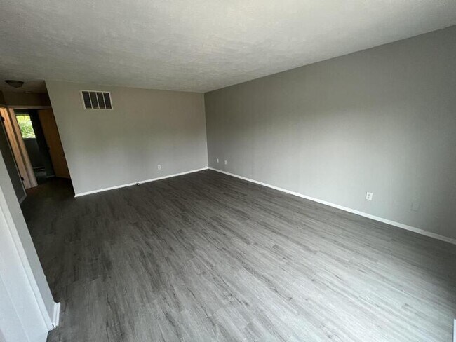 Building Photo - 6063 Briarcliff Path