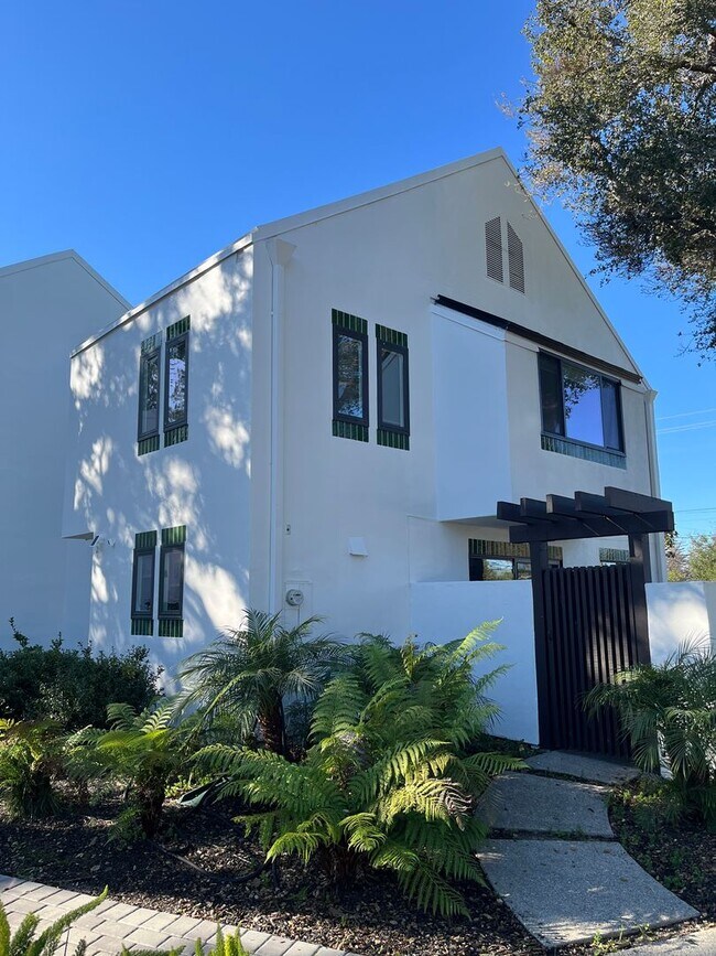 Foto del edificio - Modern Living Steps from Downtown Mountain View Shopping & Dining!