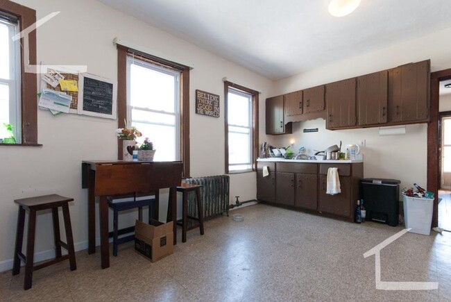 Building Photo - Huge 4 bed in Oak Square