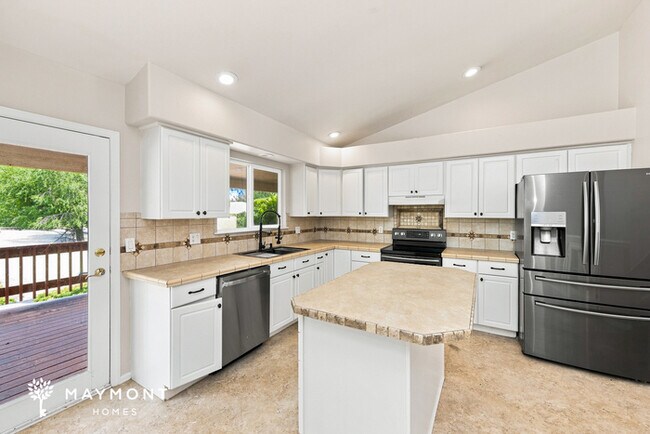 Building Photo - 421 W Littler Dr