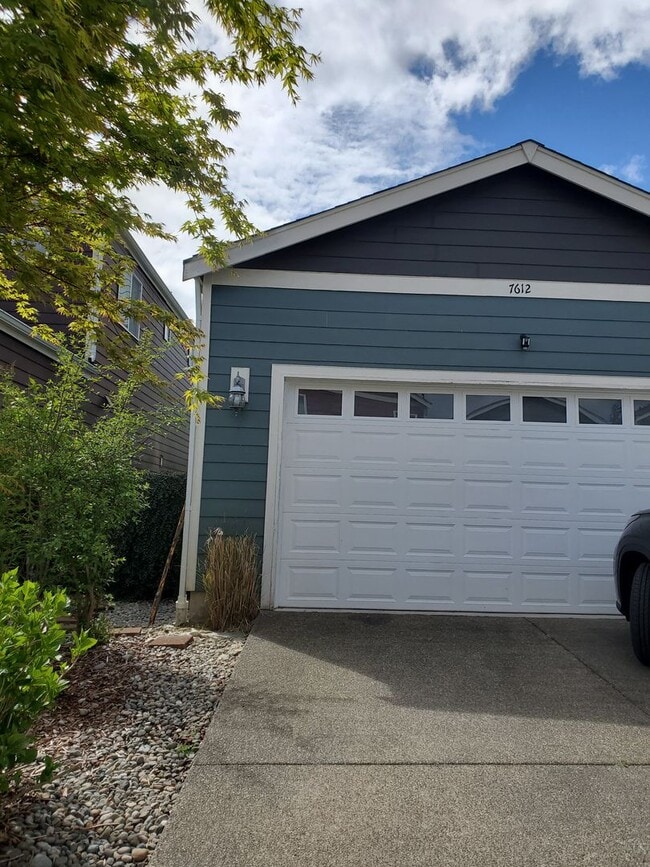 Building Photo - Beautiful, like new home move in ready!!!