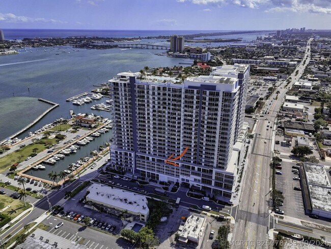 Building Photo - 220 Lake Shore Dr