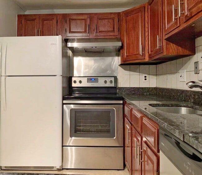 Building Photo - Heat, hot water and parking included! Cozy 2bed 1 bath condo in the center of Everett