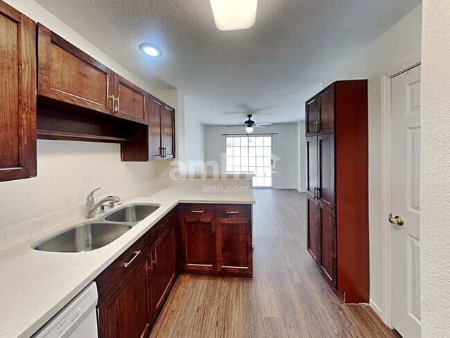 Foto del edificio - 7636 Connemara Ave