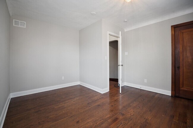 Foto del edificio - TGS Upstairs Lounge