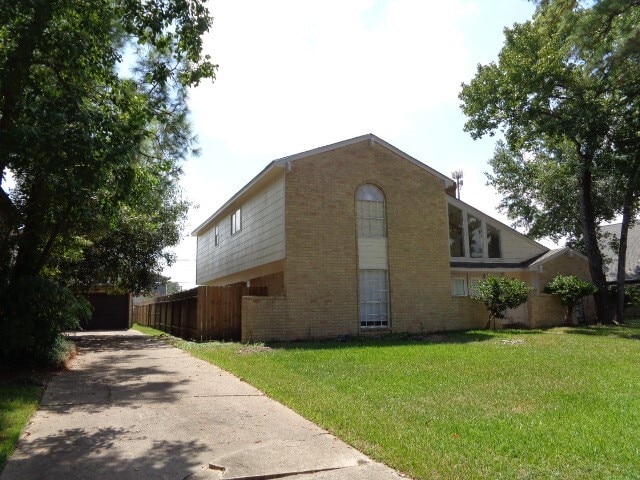 Building Photo - 11815 Gardenglen Dr