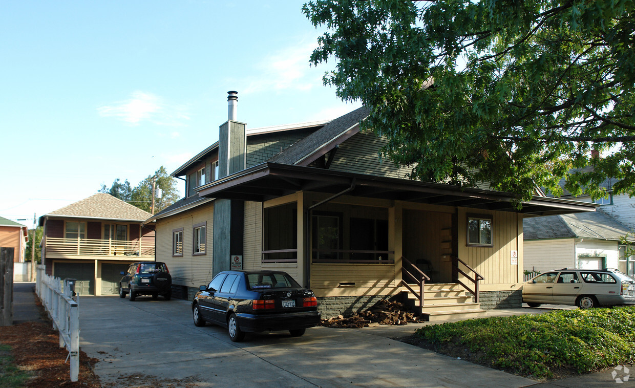 Primary Photo - 671 E 16th Ave