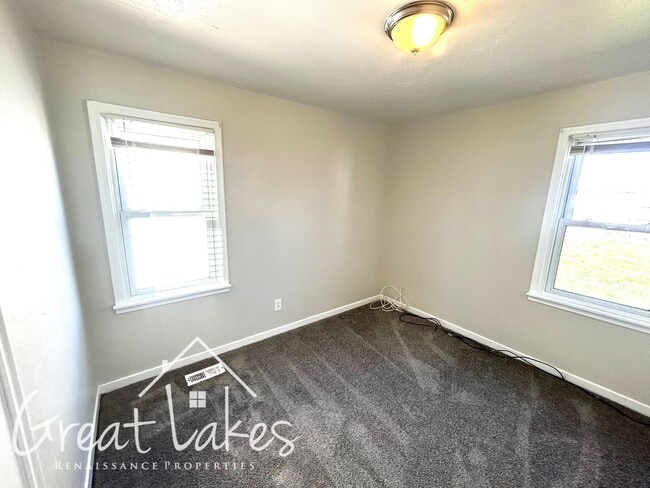 Building Photo - Entirely updated 2 bedroom / 1 bathroom ho...