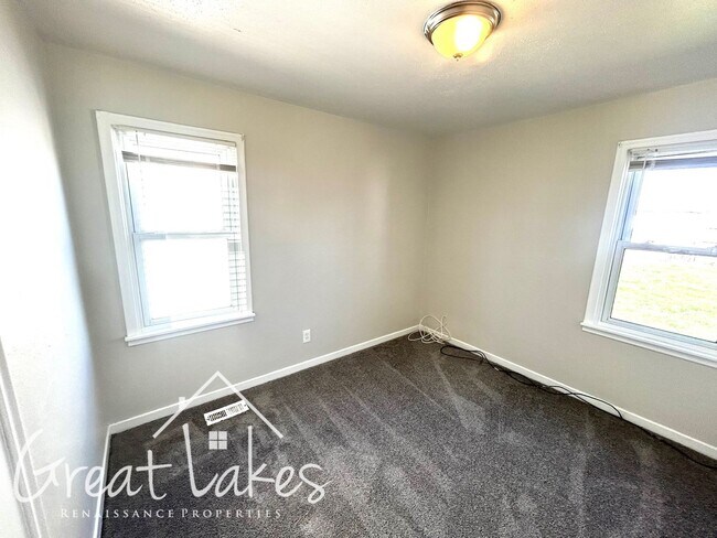Foto del edificio - Entirely updated 2 bedroom / 1 bathroom ho...