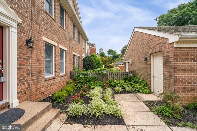 Building Photo - 2918 Oakborough Square