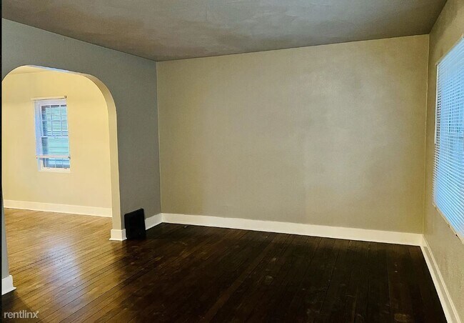 Building Photo - 3 br, 1 bath House - 330 East Locust Stree...