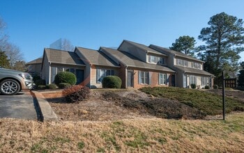 Building Photo - 2610 Hitchcock Dr