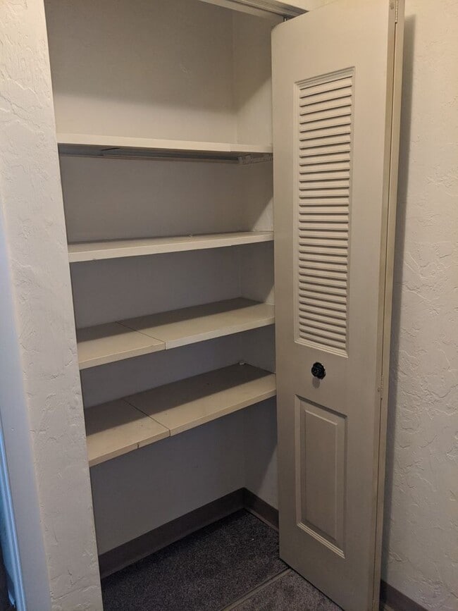 Building Photo - 2 Bedroom Townhome in West York - Coming S...