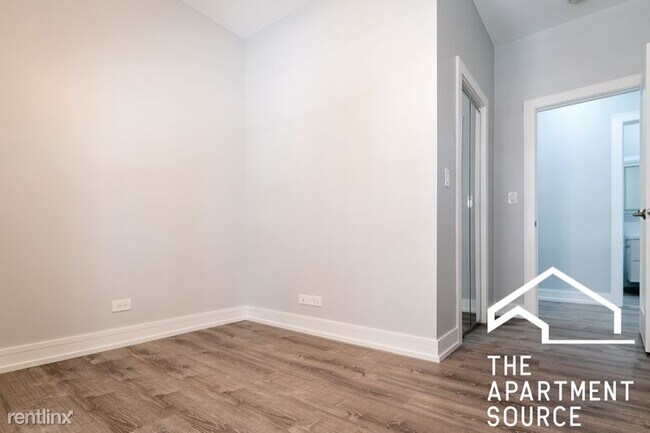 Foto del edificio - 1055 W Glenlake Ave