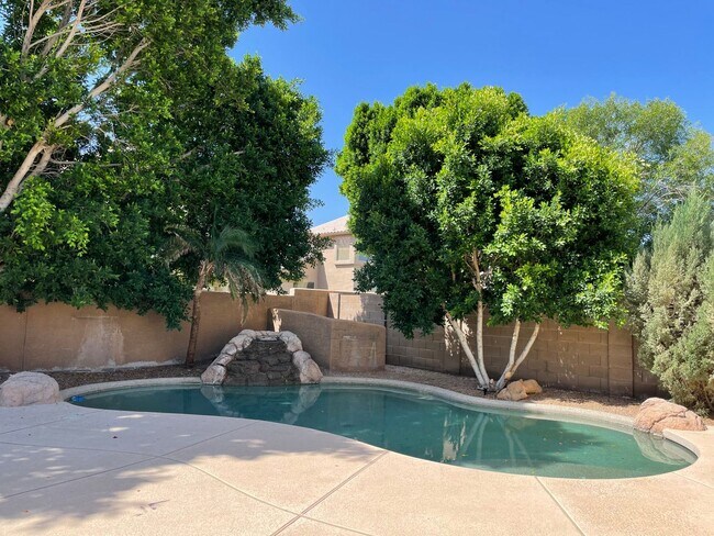 Foto del edificio - 3 BED / 2 BATH Mountain Park Ranch with a pool **Gated Community**