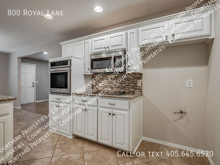 Primary Photo - 800 Royal Ln