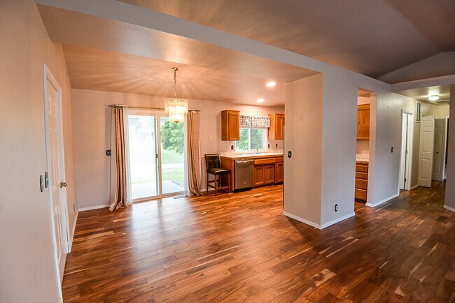 Building Photo - 2080 Bonnie Dr