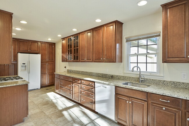 Building Photo - "Coming Soon" Stunning 4 bed, 4.5 baths, N...