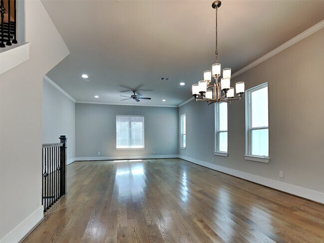Foto del edificio - 1313 W 24th St