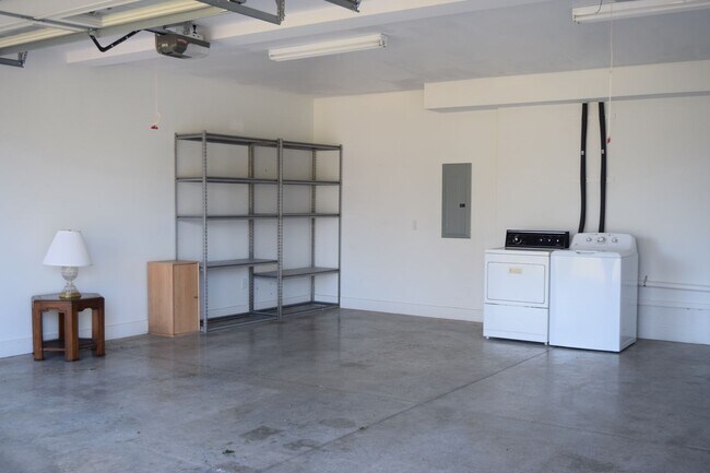 Foto del edificio - Lake Front 1 Bedroom Apartment - Large Garage & Boat Parking