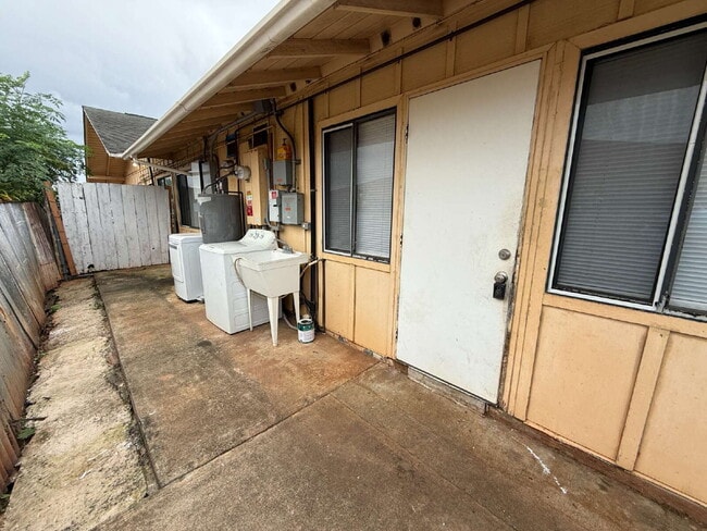 2BD/1BA Duplex in Pearl City – Parking, In-Unit W/D - 2BD/1BA Duplex in Pearl City – Parking, In-Unit W/D Apartment