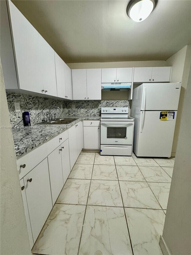 Foto del edificio - 1700 NE 191st St