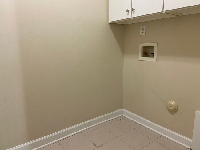 Building Photo - 3 Bedroom,2 Bathroom One Level Townhome in...