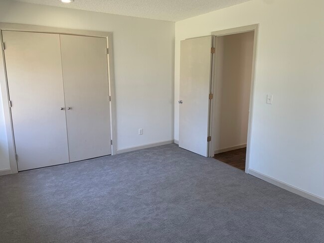 Building Photo - 500 SE Lee Haven Dr