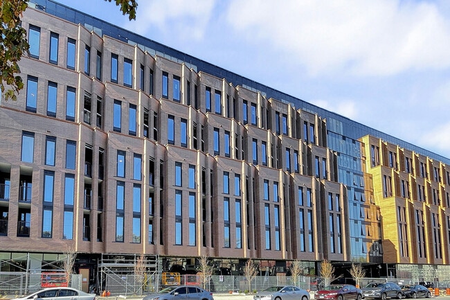 Building Photo - 1720 Bayview Ave