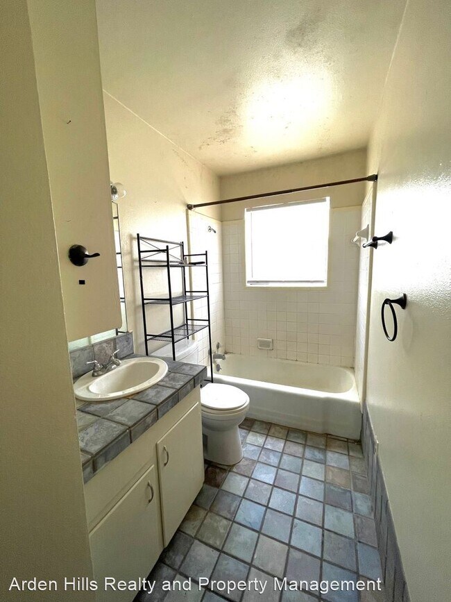 Building Photo - 2 br, 1 bath House - 1300 Ridge Dr.