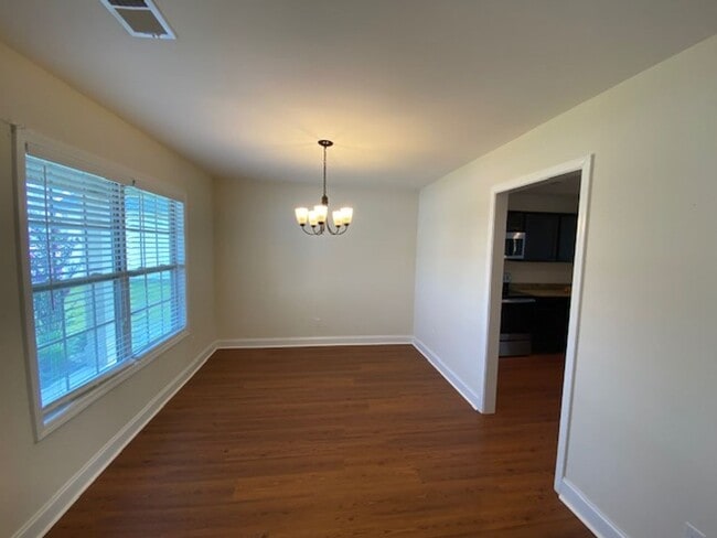 Building Photo - 3 Bedroom 2 Bath home in LEXINGTON.
