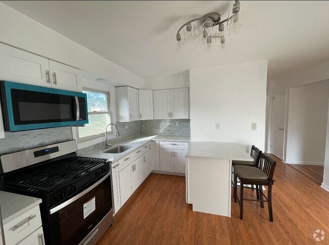 Building Photo - 588 McKinley St
