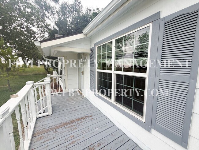 Building Photo - 1526 E FM 813