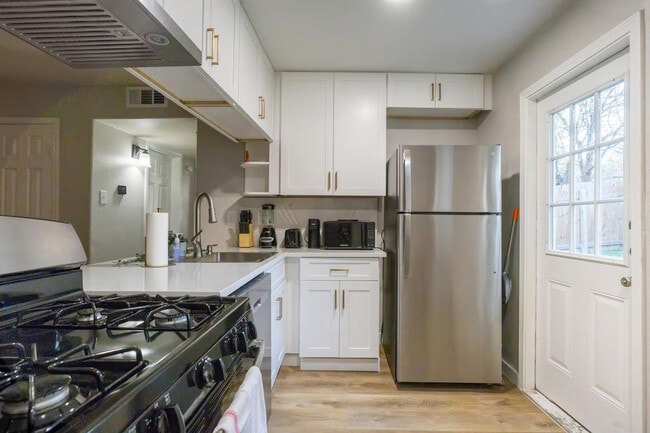 Foto del edificio - 6302 Manor Rd