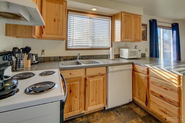 Foto del edificio - 2348-2348 SW Umatilla Ave