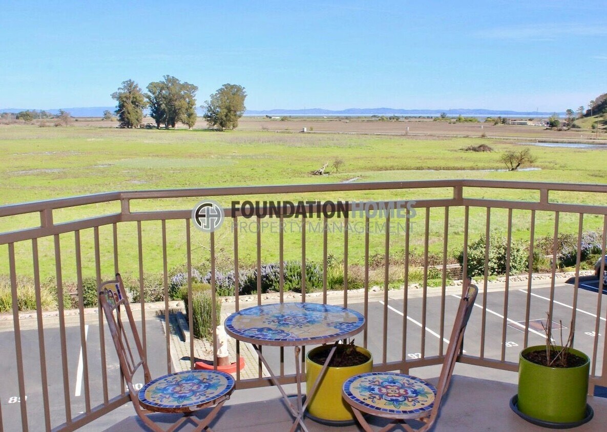 Foto principal - FURNISHED -Top-floor end-unit Condo UTILIT...