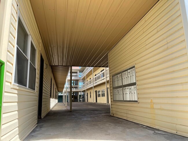 Building Photo - Royal Heights