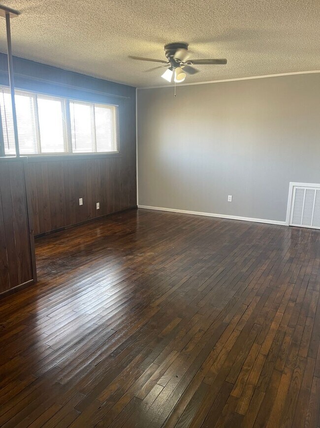 Foto del edificio - Move in Special! $200 off First Month! Ado...