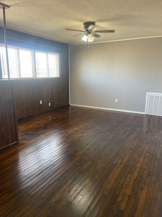 Building Photo - Move in Special! $200 off First Month! Adorable 2 Bedroom with 2 Car Garage Close to Hospitals an...