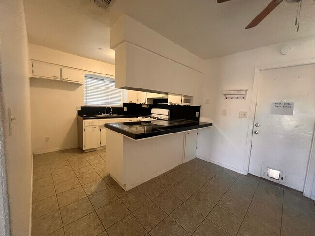 Foto del edificio - 1380 Elaine Dr