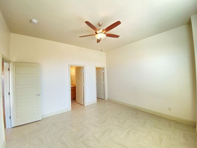 Building Photo - Gemstone Properties - Sky Ridge Townhome