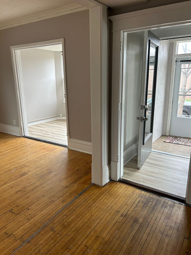 Building Photo - Beautiful 5b/2b in South Minneapolis!
