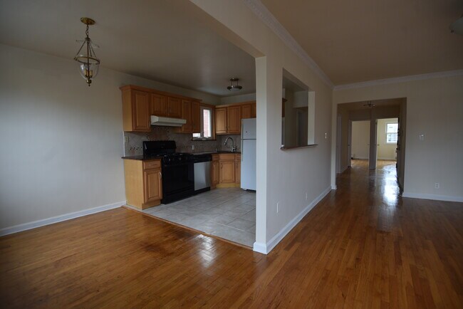 Sala de estar y pasillo - 23-17 28th St