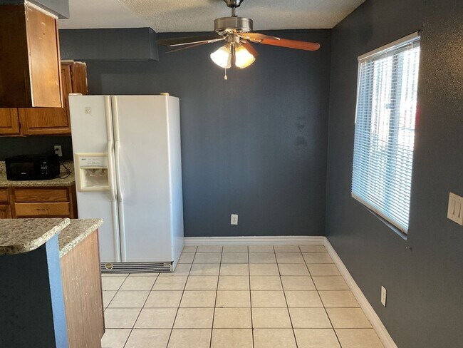 Foto del edificio - Charming 2-Bedroom Unit in a Well-Maintained 4-Plex!