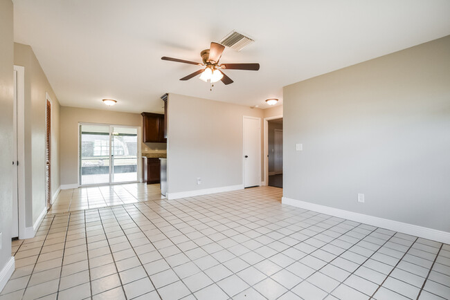 Building Photo - 1025 Ireland Dr