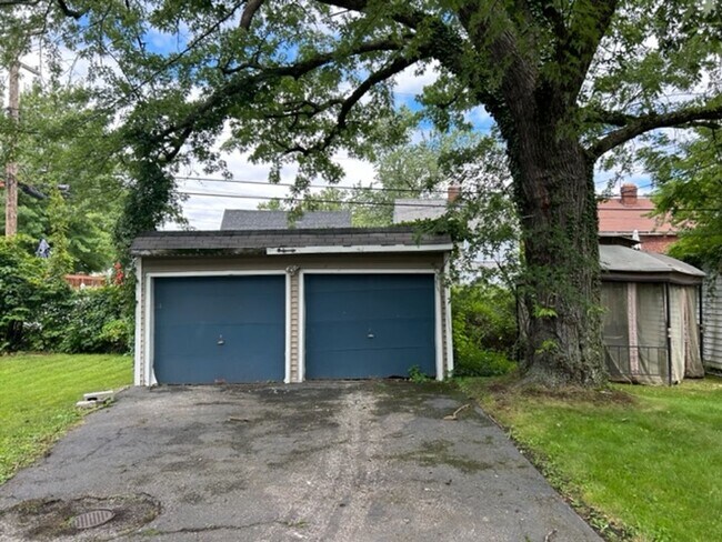 Building Photo - 4 Bed - 1 Bath Single Family Home in Cleve...