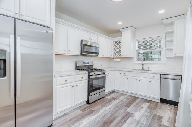 Foto del edificio - 232 Pearsall Ave