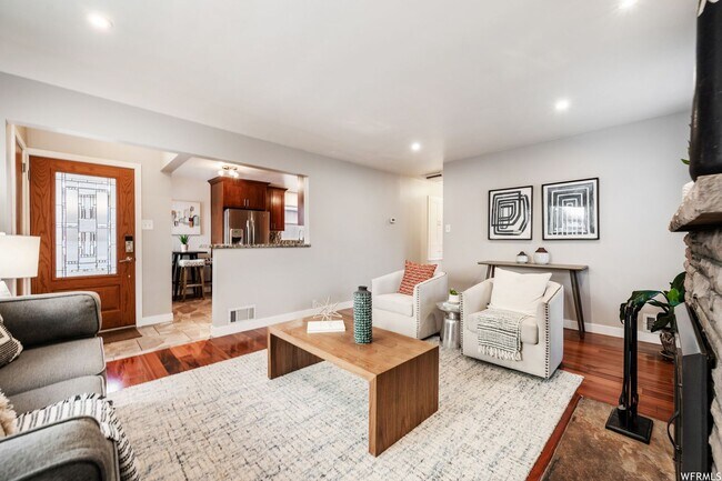 Building Photo - Beautiful Updated 3 Bed, 2 Bath Home Near ...