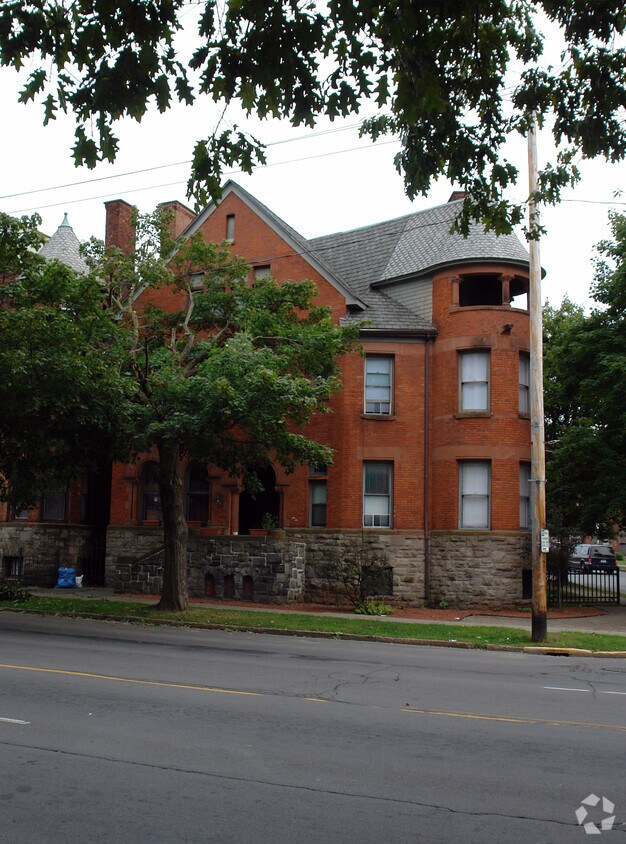 Primary Photo - 1319 Genesee St
