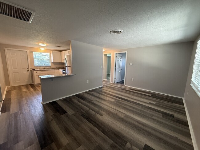 Building Photo - 615 Osceola Rd